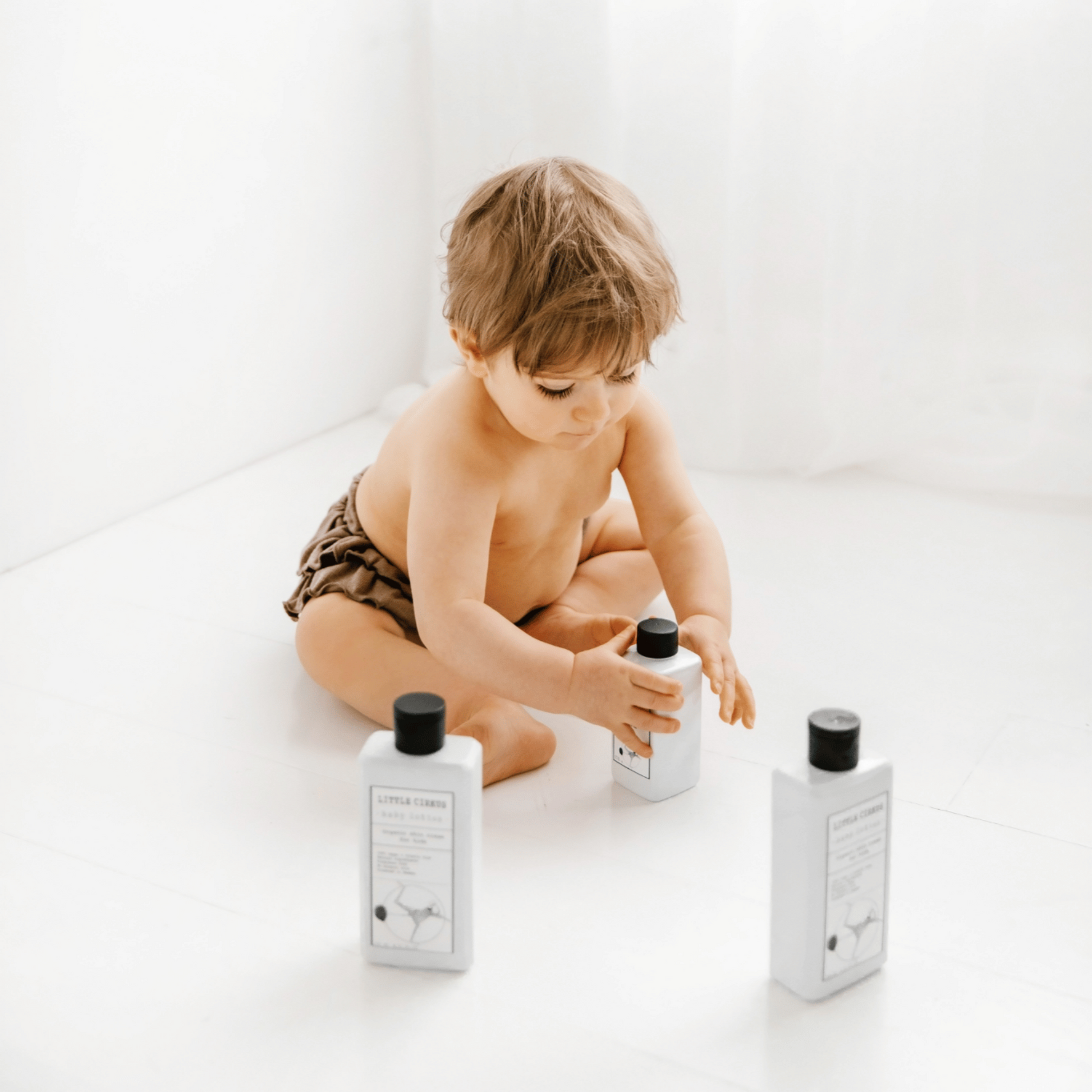 Bebis leker med Little Cirkus naturlig, ekologisk, baby & kids Wash (Star wash, duschtvål, tvål, shampoo, body wash) och Lotion (Lotion King, hudkräm, salva) för barn